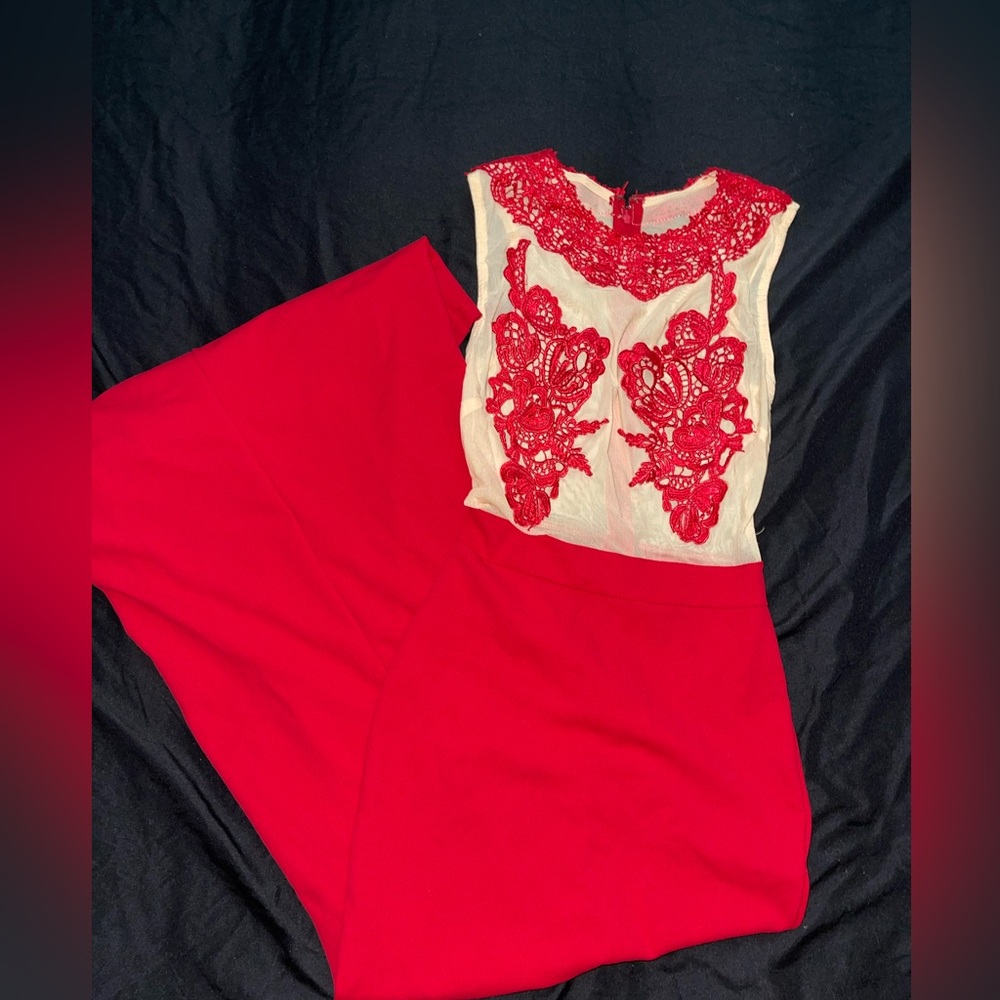 LONG RED LACE FORMAL DRESS